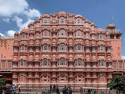 512px-East_facade_Hawa_Mahal_Jaipur_from_ground_level_(July_2022)_-_img_01