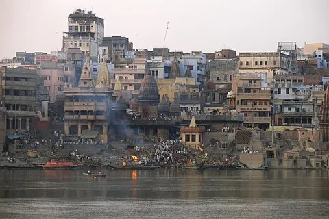 512px-Varanasi,_India,_Ghats,_Cremation_ceremony_in_progress